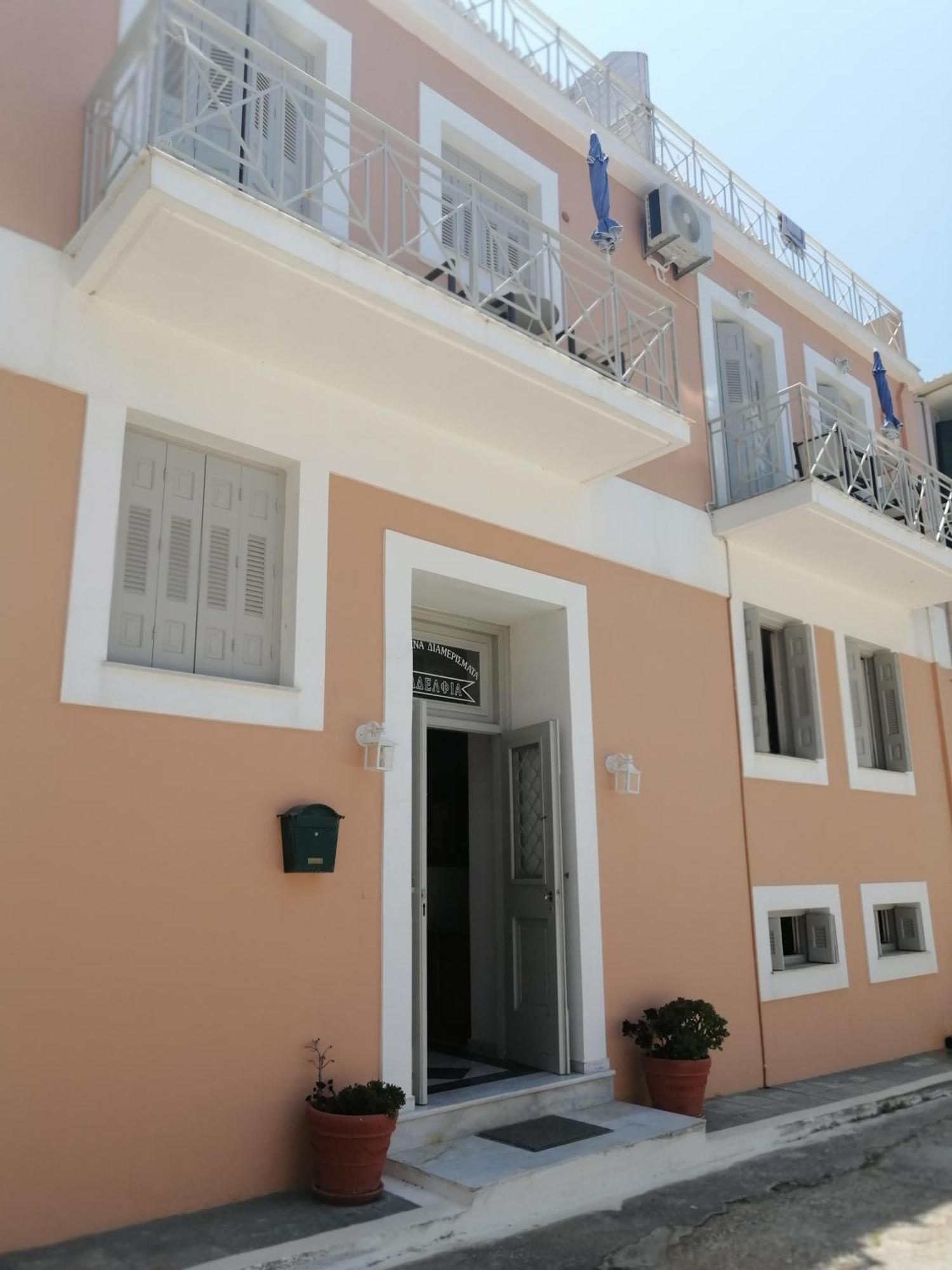 Ta Adelfia Aparthotel Pylos Exterior photo