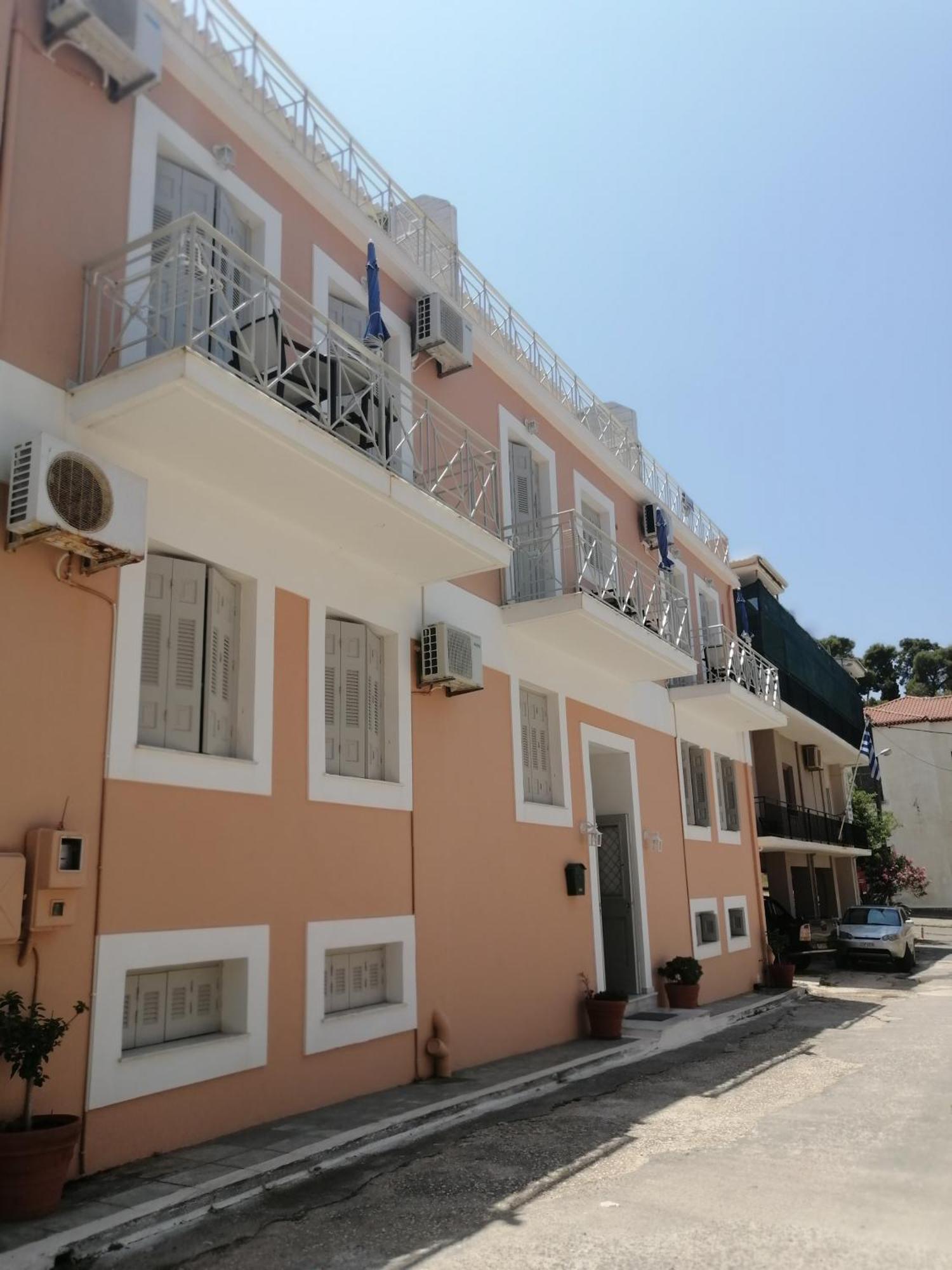 Ta Adelfia Aparthotel Pylos Exterior photo